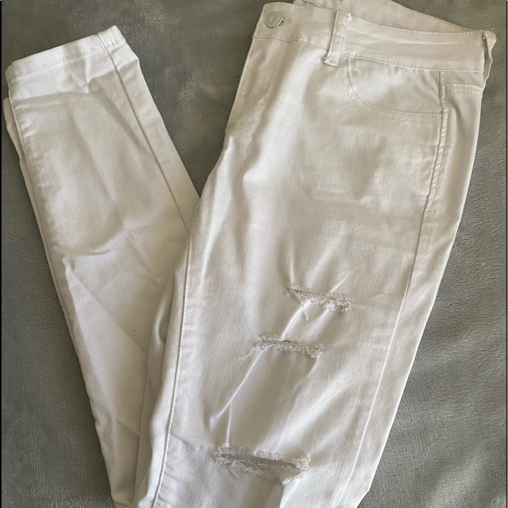 Women’s white ripped jeans